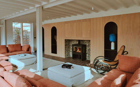 Arc Next-The-Sea: Indretning, Møbel, Gulvbelægning, Væg, Etage, Træ, Loft, Couch, Stue, Hjem