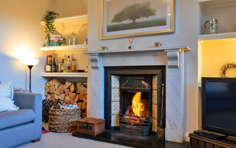 Ingersley Cottage: Hearth, Møbel, Indretning, Træ, Gulvbelægning, Stue, Belysning, Etage, Hjem