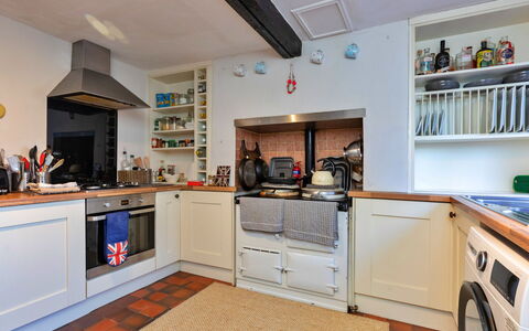 Ingersley Cottage: Køkken Apparat, Køkken, Større Bandage, Countertop, Indretning, Komfur, Møbel, Cabinetry, Husholdningsapparat, Gulvbelægning