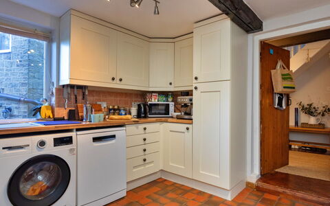 Ingersley Cottage: Køkken Apparat, Større Bandage, Køkken, Gulvbelægning, Countertop, Træ, Indretning, Cabinetry, Etage, Husholdningsapparat