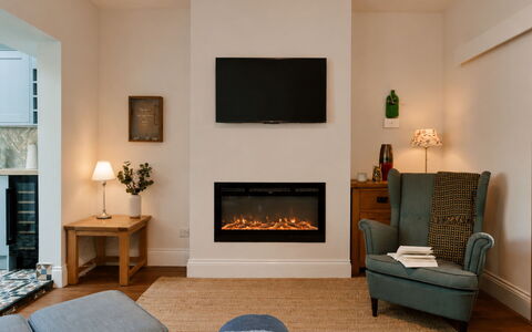 2 Haywood View: Indretning, Træ, Møbel, Hearth, Gulvbelægning, Værelse, Etage, Trægulve, Stue, Billedramme