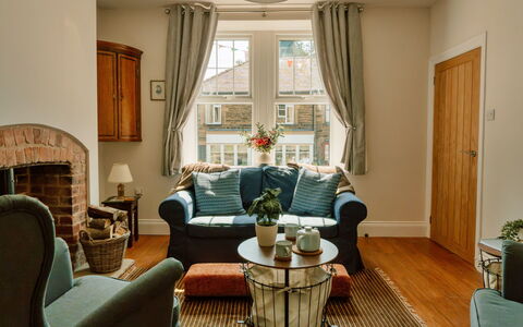 2 Haywood View: Møbel, Indretning, Gulvbelægning, Træ, Couch, Etage, Stue, Bord, Textile, Værelse
