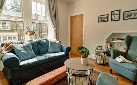 2 Haywood View: Møbel, Indretning, Gulvbelægning, Couch, Etage, Træ, Stue, Værelse, Textile, Lejlighed