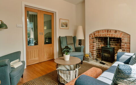 2 Haywood View: Møbel, Indretning, Gulvbelægning, Væg, Træ, Etage, Stue, Couch, Stol, Bord