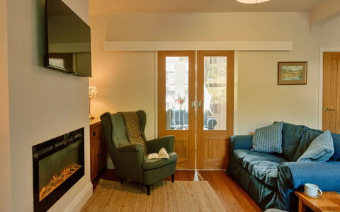 2 Haywood View: Møbel, Indretning, Gulvbelægning, Etage, Couch, Væg, Værelse, Træ, Loft, Stue