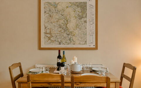 2 Haywood View: Møbel, Væg, Bord, Indretning, Spisestue, Træ, Køkken & Spisebord, Stol, Gulvbelægning, Bordservice