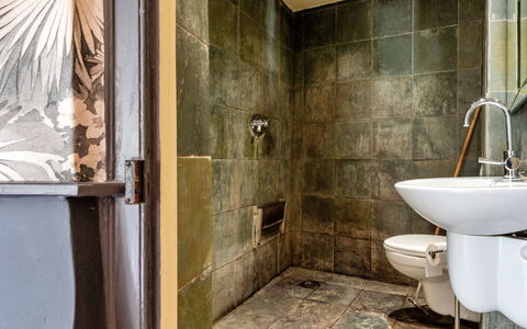 Morley House: Toiletbræt, Badeværelse, Sanitærarmatur, Væg, Toilet, Gulvbelægning, Etage, Indretning, Vvs, Flise