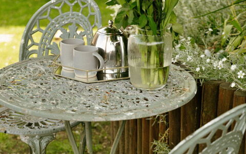 Dunford Barn: Møbel, Udendørs Møbler, Bord, Udendørs Bord, Stol, Have, Gårdhave, Kaffebord, Backyard, Blomsterkrukke