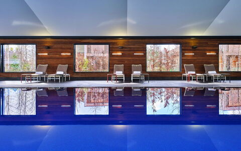 The Glass House at the Lakes by Yoo: Svømmepøl, Loft, Udvej, Stol, Afspejling, Hotel, Eco Hotel, Udendørs Møbler, Water Feature