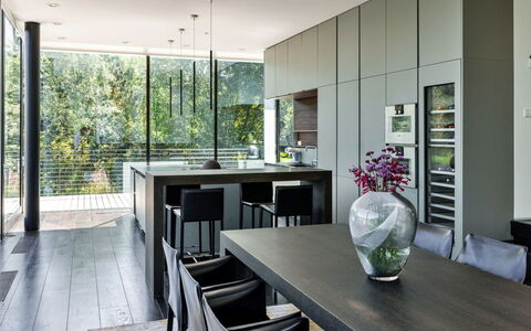 The Glass House at the Lakes by Yoo: Møbel, Indretning, Gulvbelægning, Etage, Træ, Stol, Køkken & Spisebord, Bord, Loft, Køkken