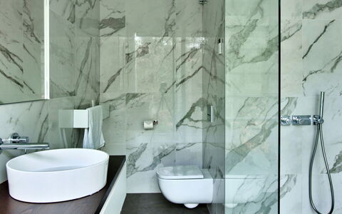 The Glass House at the Lakes by Yoo: Indretning, Væg, Gulvbelægning, Sanitærarmatur, Badeværelse, Etage, Tap, Arkitektur, Vvs, Loft