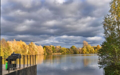 The Glass House at the Lakes by Yoo: Himmel, Blå, Vand, Krop Af Vand, Træ, Natur, Sky, Afdeling, Naturlige Landskab, Vandvej