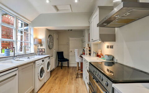 Aarons: Indretning, Gulvbelægning, Større Bandage, Køkken, Countertop, Køkken Apparat, Cabinetry, Møbel, Træ, Etage