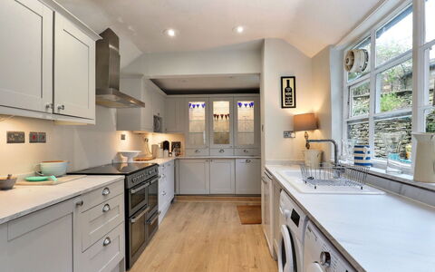 Aarons: Indretning, Gulvbelægning, Countertop, Cabinetry, Møbel, Køkken, Træ, Etage, Loft, Større Bandage