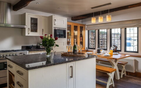 The Painswick Retreat: Møbel, Køkken, Countertop, Indretning, Cabinetry, Gulvbelægning, Køkken Apparat, Træ, Loft, Lysarmatur