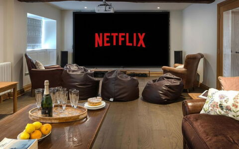 The Painswick Retreat: Indretning, Møbel, Elektronisk Apparat, Stue, Couch, Gulvbelægning, Television, Værelse, Etage