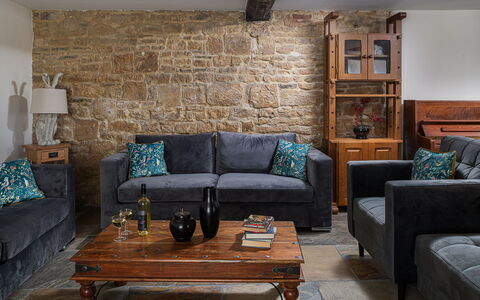 The Painswick Retreat: Møbel, Indretning, Couch, Gulvbelægning, Væg, Etage, Træ, Stue, Hjem, Værelse