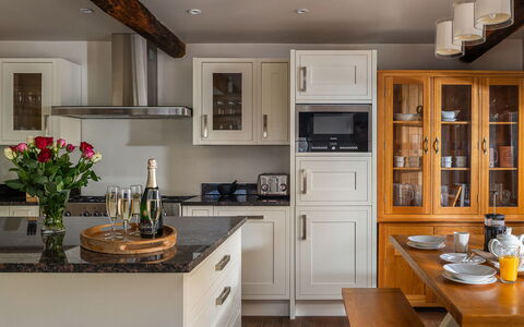 Serenity: Møbel, Cabinetry, Indretning, Countertop, Køkken, Træ, Gulvbelægning, Køkken Apparat, Hjem, Skab