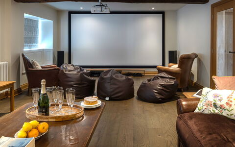 Serenity: Møbel, Indretning, Couch, Gulvbelægning, Loft, Etage, Stue, Værelse, Belysning, Hjem