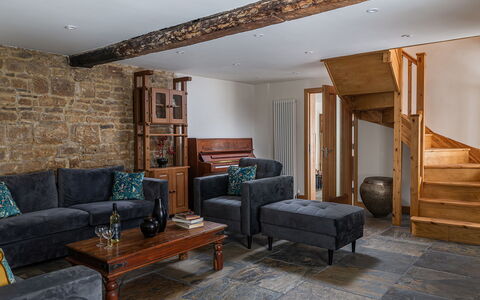 Tranquility House: Møbel, Gulvbelægning, Indretning, Væg, Etage, Couch, Træ, Stue, Værelse, Trægulve