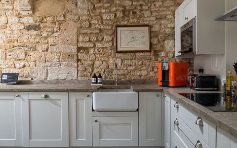 Tranquility House: Køkken, Countertop, Cabinetry, Møbel, Køkken Apparat, Indretning, Væg, Gulvbelægning, Træ, Større Bandage