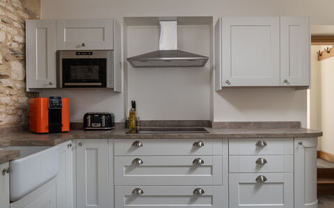 Tranquility House: Cabinetry, Træ, Køkken, Countertop, Gulvbelægning, Indretning, Møbel, Større Bandage, Køkken Apparat, Skuffe