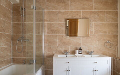Tranquility House: Badeværelse, Gulvbelægning, Sanitærarmatur, Væg, Indretning, Håndvask, Etage, Badeværelsesvask, Countertop, Træ