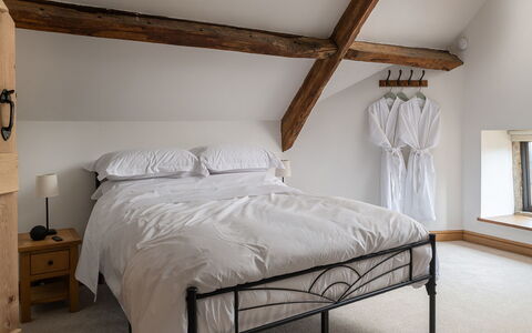 Tranquility House: Seng, Møbel, Soveværelse, Sengetøj, Indretning, Sengetøj, Væg, Gulvbelægning, Etage, Træ