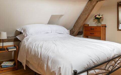 Tranquility House: Seng, Møbel, Sengetøj, Soveværelse, Sengetøj, Indretning, Etage, Gulvbelægning, Træ, Sengetøj