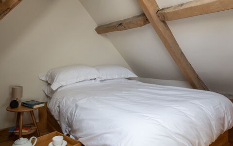 Tranquility House: Seng, Soveværelse, Sengetøj, Sengetøj, Møbel, Træ, Indretning, Sengetøj, Etage, Gulvbelægning