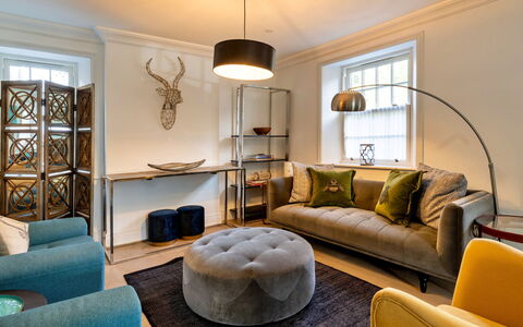 The Mount: Møbel, Indretning, Gulvbelægning, Etage, Couch, Væg, Stue, Træ, Værelse, Loft