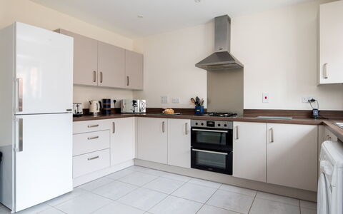Field View: Gulvbelægning, Indretning, Træ, Cabinetry, Loft, Køkken, Større Bandage, Etage, Countertop, Møbel