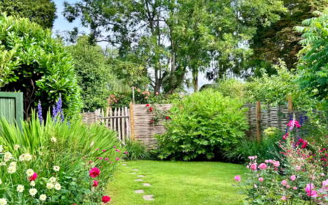 Meadowsweet Cottage: Blomst, Grøn, Have, Busk, Lawn, Walkway, Backyard, Bunddække, Forår