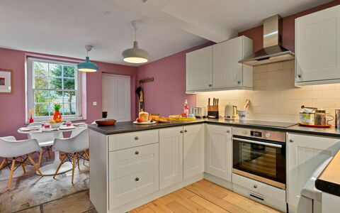 Meadowsweet Cottage: Køkken, Countertop, Indretning, Møbel, Køkken Apparat, Cabinetry, Gulvbelægning, Træ, Større Bandage, Loft