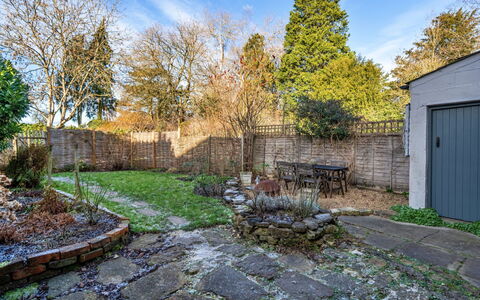 Meadowsweet Cottage: Busk, Landskab, Have, Bunddække, Flise, Backyard, Mursten, Gård, Landscaping, Walkway
