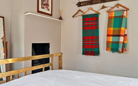 Meadowsweet Cottage: Træ, Indretning, Sengetøj, Gulvbelægning, Soveværelse, Seng, Etage, Møbel, Sengetøj, Værelse