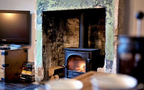 Flittermouse Cottage: Hearth, Møbel, Gulvbelægning, Indretning, Komfur, Værelse, Brændeovn, Varme, Ildsted, Stue