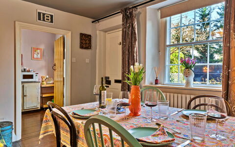 Flittermouse Cottage: Møbel, Indretning, Spisestue, Stol, Gulvbelægning, Væg, Bord, Træ, Køkken & Spisebord, Loft