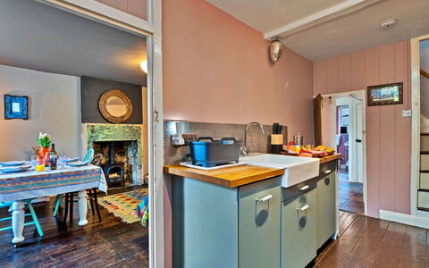 Flittermouse Cottage: Møbel, Køkken, Træ, Countertop, Indretning, Gulvbelægning, Loft, Etage, Værelse, Belysning