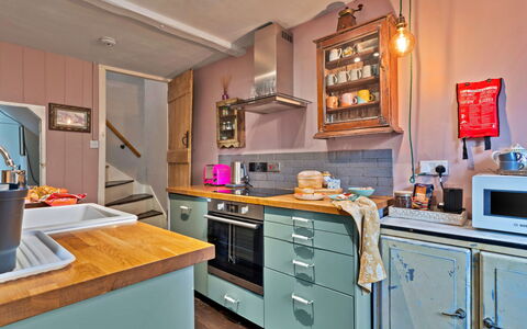 Flittermouse Cottage: Køkken, Køkken Apparat, Countertop, Møbel, Større Bandage, Indretning, Cabinetry, Træ, Gulvbelægning, Værelse