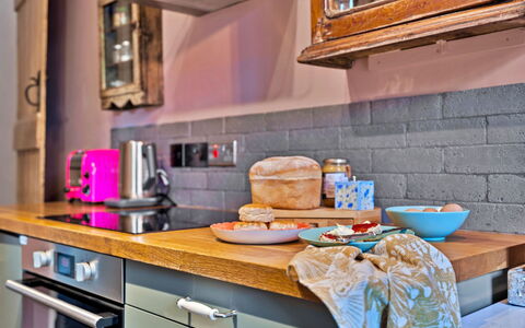 Flittermouse Cottage: Køkken, Køkken Apparat, Countertop, Møbel, Cabinetry, Større Bandage, Indretning, Husholdningsapparat, Gulvbelægning, Bordservice