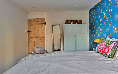 Flittermouse Cottage: Møbel, Indretning, Soveværelse, Væg, Sengetøj, Seng, Sengetøj, Træ, Sengetøj, Gul