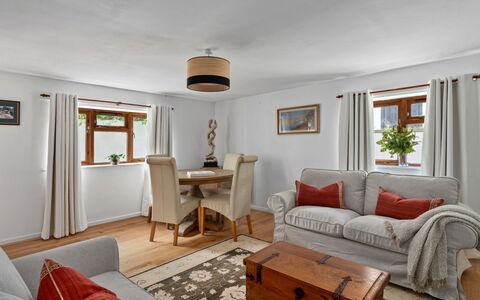 Poundtree: Møbel, Indretning, Gulvbelægning, Couch, Træ, Loft, Etage, Værelse, Stue, Bord