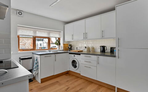 Poundtree: Køkken Apparat, Køkken, Countertop, Cabinetry, Større Bandage, Gulvbelægning, Indretning, Træ, Husholdningsapparat, Etage