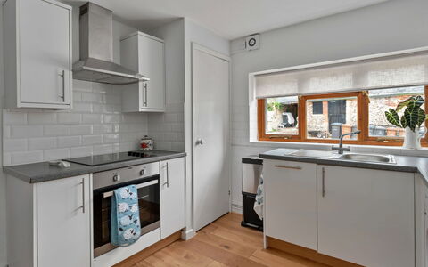 Poundtree: Køkken, Køkken Apparat, Countertop, Cabinetry, Større Bandage, Indretning, Gulvbelægning, Køkkenvask, Husholdningsapparat, Træ