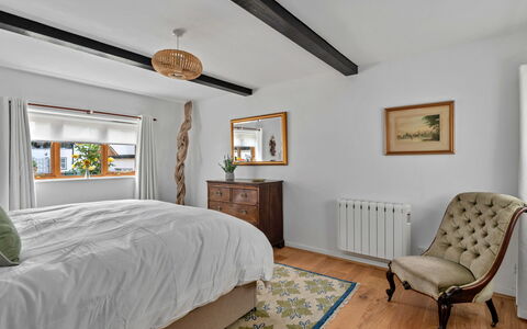 Poundtree: Seng, Møbel, Indretning, Sengetøj, Soveværelse, Væg, Sengetøj, Værelse, Gulvbelægning, Loft