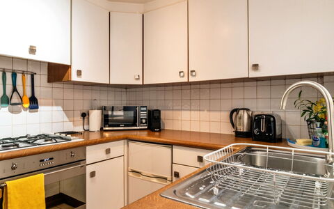 Bath 602: Køkken, Køkken Apparat, Countertop, Større Bandage, Cabinetry, Indretning, Gulvbelægning, Træ, Husholdningsapparat, Komfur