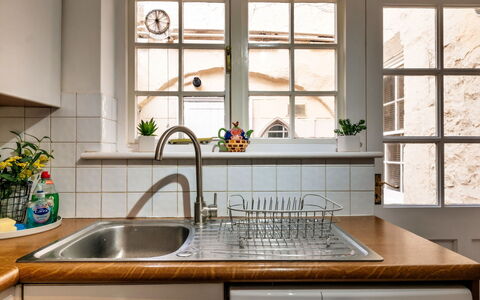 Bath 602: Køkken, Køkkenvask, Indretning, Sanitærarmatur, Træ, Gulvbelægning, Countertop, Køkken Apparat, Håndvask, Tap