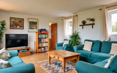 Cricketers' Cottage: Møbel, Indretning, Couch, Gulvbelægning, Træ, Etage, Stue, Værelse, Loft, Bord