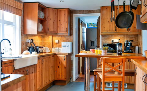 Cricketers' Cottage: Køkken, Møbel, Countertop, Køkken Apparat, Cabinetry, Større Bandage, Træ, Indretning, Gulvbelægning, Skab